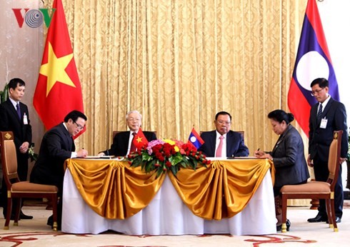 Sekjen, Presiden Laos, Bounnhang Vorachith memulai kunjungan persahabatan resmi di Vietnam - ảnh 2
