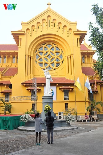 Mengunjungi gereja-gereja di kota Ha Noi pada musim Natal - ảnh 3