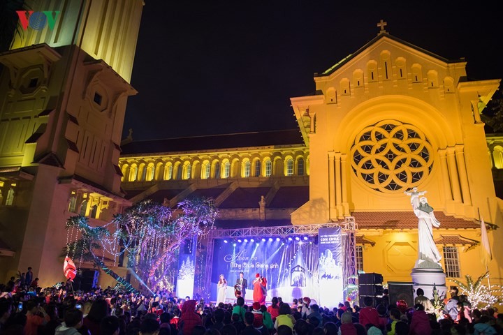 Mengunjungi gereja-gereja di kota Ha Noi pada musim Natal - ảnh 4