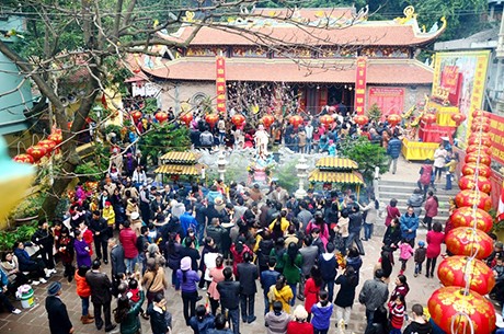 Datang berziarah pada awal Tahun Baru-satu aspek indah dalam kehidupan  spiritualitas  orang Vietnam - ảnh 1