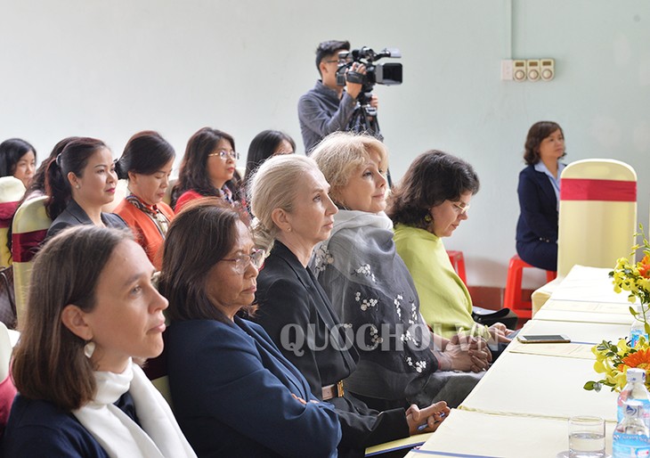 Delegasi anggota wanita MN dan berbagai organisasi diplomatik internasional  melakukan kunjungan kerja di Provinsi Hoa Binh - ảnh 1