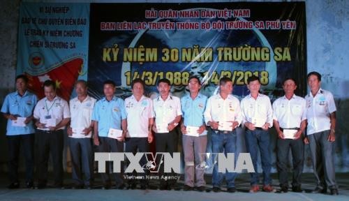 Para veteran perang Truong Sa mengadakan temu muka dan berbagi kesulitan dan saling membantu dalam kehidupan keseharian - ảnh 1