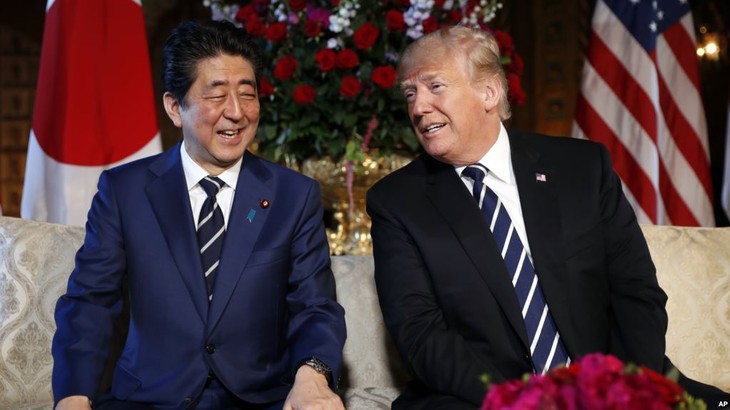 Pertemuan puncak AS-Jepang berfokus pada masalah nuklir RDRK dan perdagangan - ảnh 1