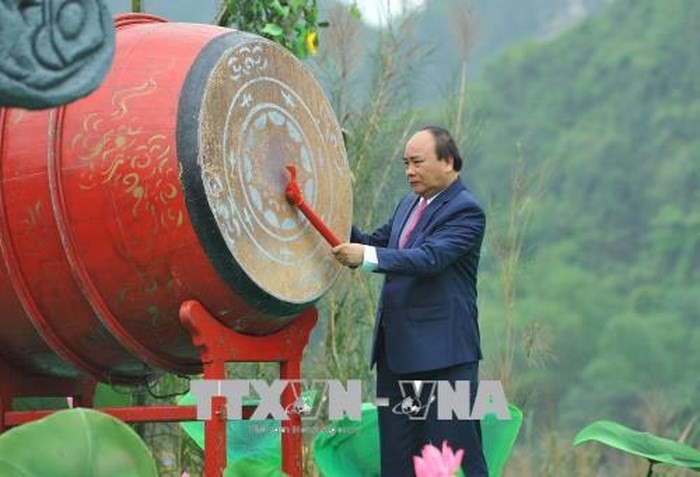 PM  Vietnam, Nguyen Xuan Phuc memukul genderang membuka Pesta Trang An tahun 2018 - ảnh 1