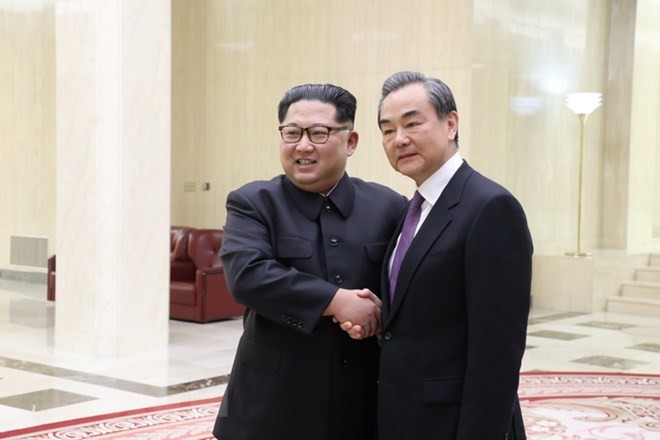 Pemimpin RDRK, Kim Jong-un berbahas tentang banyak masalah dengan Menlu Tiongkok, Wang Yi - ảnh 1