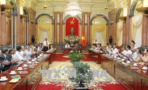 Wapres Viet Nam, Dang Thi Ngoc Thinh menerima delegasi orang-orang  yang berjasa dari Provinsi Vinh Long - ảnh 1
