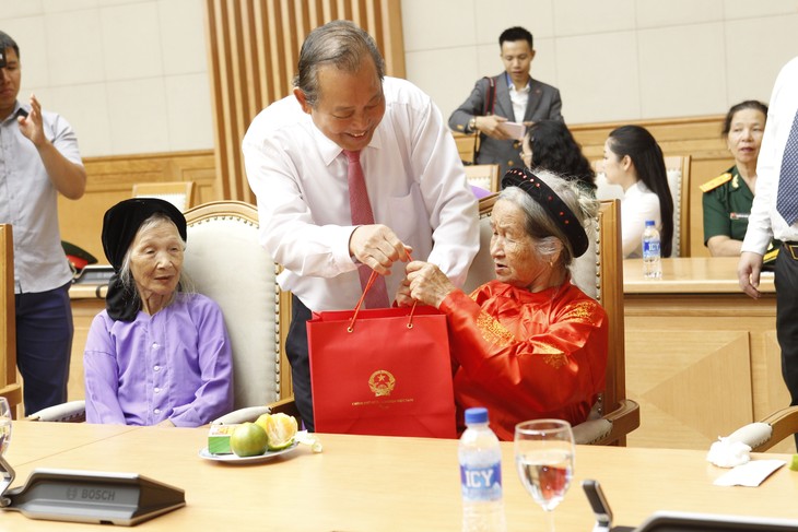 Deputi PM Viet Nam, Truong Hoa Binh menerima wakil keluarga martir dan  veteran perang yang tipikal   dari seluruh negeri - ảnh 1