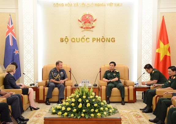Letnan Jenderal Phan Van Giang menerima Wakil Panglima Pasukan Pertahanan Selandia Baru - ảnh 1