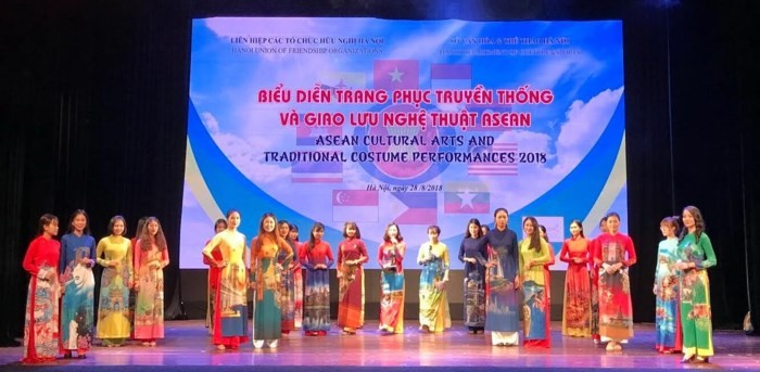 Program : “Pagelaran busana  tradisional dan  temu pergaulan kesenian ASEAN” - ảnh 1