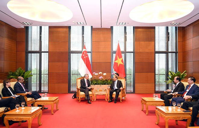 PM Nguyen Xuan Phuc  mengadakan pertemuan bilateral  dengan PM  Singapura, Li Hsien Loong - ảnh 1