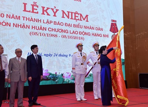 Ketua MN Viet Nam, Nguyen Thi Kim Ngan menghadiri upacara peringatan  HUT ke-30 berdirinya koran “Dai Bieu Nhan Dan” - ảnh 1