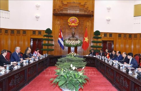 PM Viet Nam, Nguyen Xuan Phuc mengadakan pertemuan dengan Presiden Dewan Negara dan Dewan Menteri Kuba, Miguel Mario Diáz Canel Bermúdes - ảnh 1