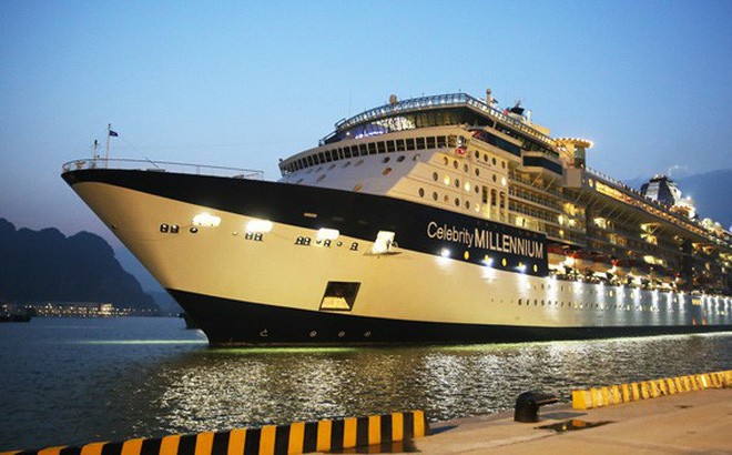 Pelabuhan wisatawan  internasional  Ha Long menyambut  kapal  pesiar 5 bintang  yang pertama - ảnh 1