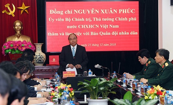PM Viet Nam, Nguyen Xuan Phuc  melakukan kunjungan kerja  dengan Koran Quan Doi Nhan Dan - ảnh 1