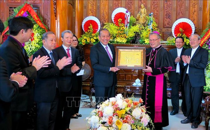 Pemimpin senior mengunjungi dan mengucapkan selamat  kepada warga Katolik sehubungan dengan Hari Natal  2018 - ảnh 1
