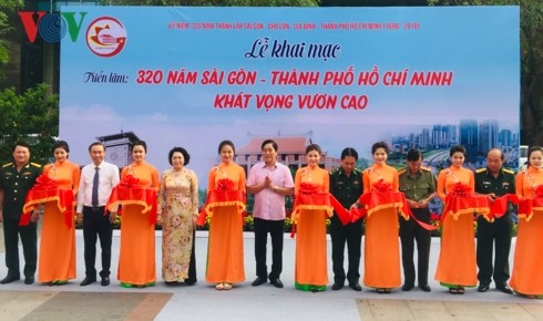Pameran foto: “320 tahun Sai Gon-Kota Ho Chi Minh  hastras menggeliat” - ảnh 1