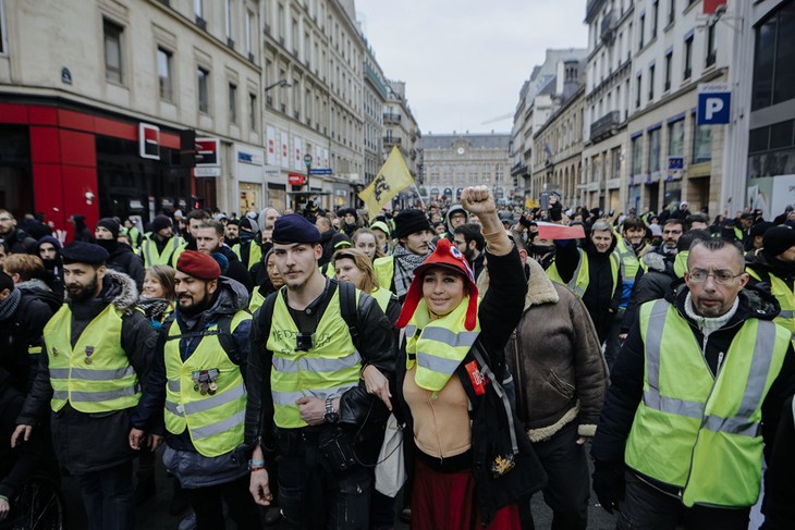 Presiden Perancis, Emmanuel Macron mengutuk tindakan kekerasan yang dilakukan kaum demonstran “Rompi kuning” - ảnh 1