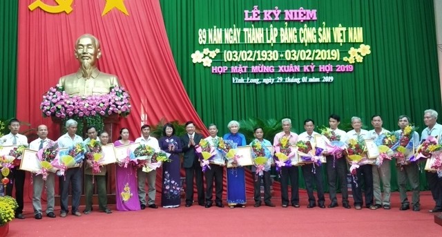 Wapres Dang Thi Ngoc Thinh menghadiri upacara peringatan HUT ke-89 berdirinya PKV di Provinsi Vinh Long - ảnh 1