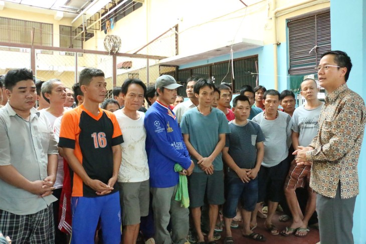 Kedutaan Besar  Vietnam di Indonesia datang mengunjungi dan mengucapkan selamat  Hari Raya Tet-2019 kepada kaum nelayan Viet Nam - ảnh 1