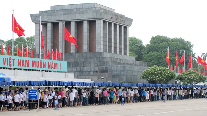Puluhan ribu wisatawan berziarah kepada Mousolium Presiden Ho Chi Minh sehubungan dengan Hari Raya Tet - ảnh 1