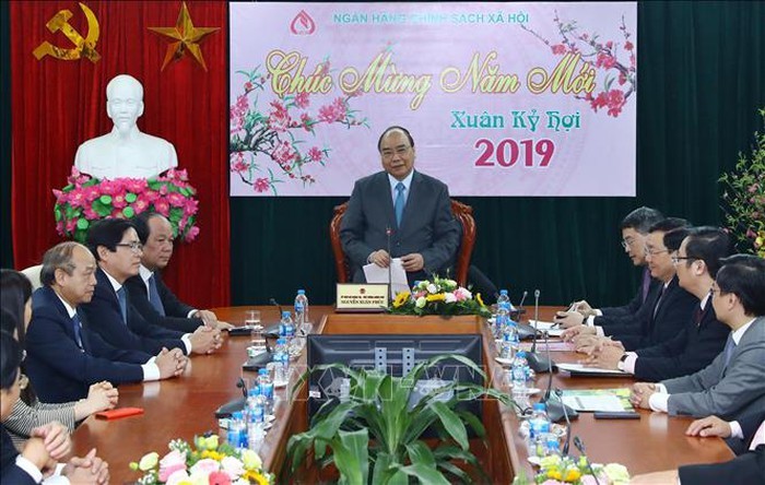 PM Viet Nam, Nguyen Xuan Phuc menyemangati aktivitas produksi dan bisnis di Kota Ha Noi dan Provinsi  Ninh Binh - ảnh 1