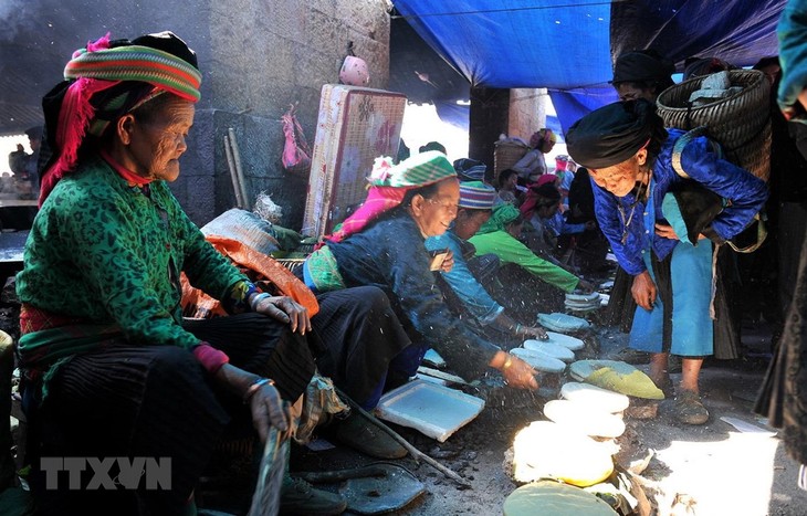 Pasar daerah pegunungan akan menjadi aksentuasi pada bulan “Warna-warni etnis-etnis Viet Nam” - ảnh 1