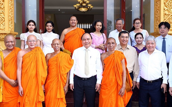 PM Viet Nam, Nguyen Xuan Phuc berkunjung dan mengucapkan selamat Hari Raya Chnam Thmay di Akedemi Agama Buddha Theravada Khmer - ảnh 1