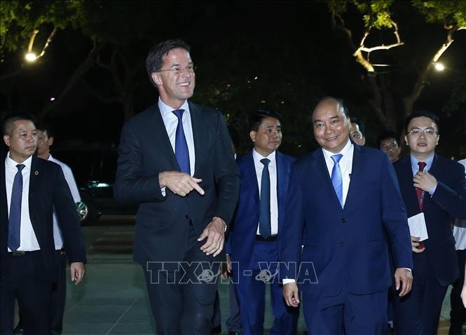 PM Viet Nam, Nguyen Xuan Phuc  dan PM Kerajaan Belanda  Mark Rutte menghadiri program fesyen  berkesinambungan: “Walk the Talk” - ảnh 1