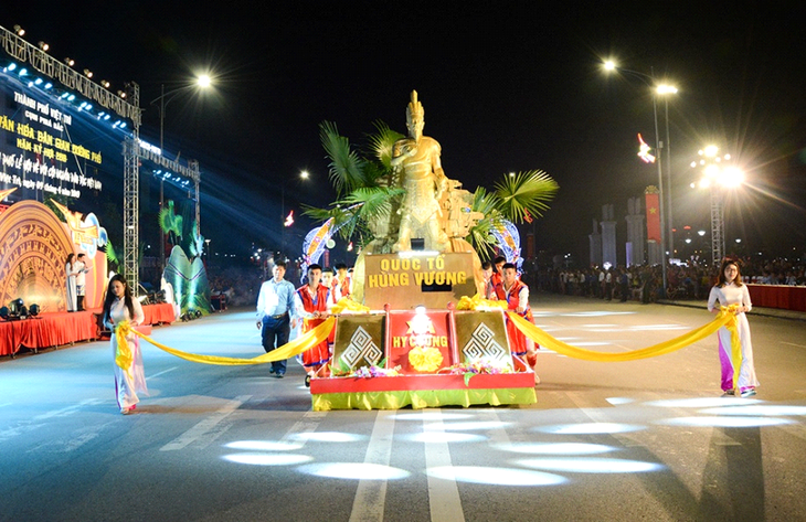 Aktivitas-aktivitas  pada upacara hari haul cikal bakal Bangsa Raja Hung: Pesta  Kuil memuja Raja Hung-2019.  - ảnh 1