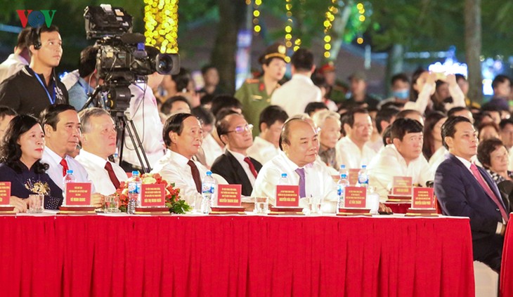 PM Viet Nam, Nguyen Xuan Phuc  menghadiri Festival Bunga Flamboyan Merah-Hai Phong-2019 - ảnh 1