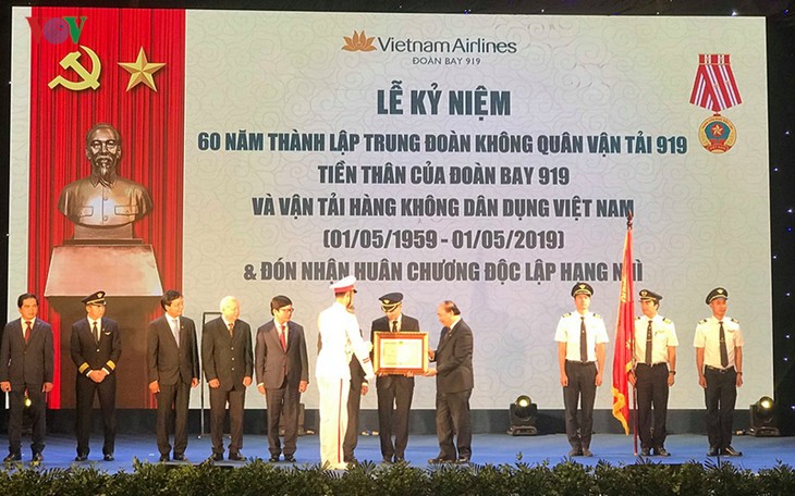PM Viet Nam,  Nguyen Xuan Phuc menghadiri acara peringatan ultah ke-60 berdirinya Skuadron  Penerbangan 919 - ảnh 1