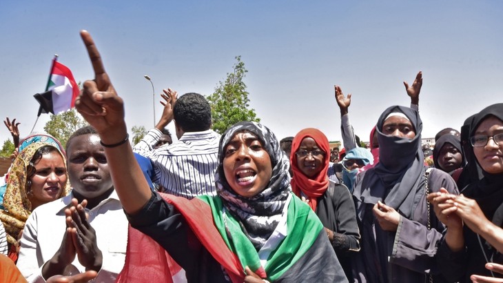 Dewan Militer Transisi Sudan berseru kepada kekuatan demonstran supaya menciptakan kemudahan bagi proses  serahterima kekuasaan - ảnh 1