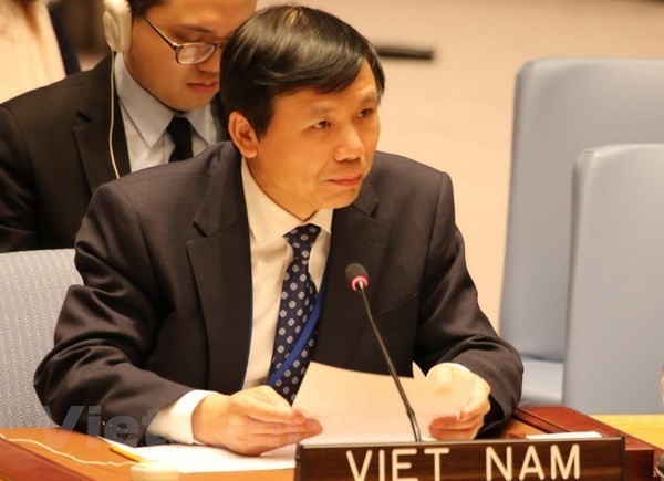 Viet Nam  yang mewakili ASEAN  berkomitmen akan memberikan sumbangan pada upaya  bersama “Melindungi penduduk sipil dalam bentrokan bersenjata” - ảnh 1