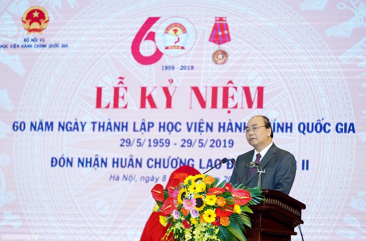 PM Viet Nam, Nguyen Xuan Phuc  menghadiri acara peringatan HUT ke-60  berdirinya Akademi  Administrasi Nasional  - ảnh 1