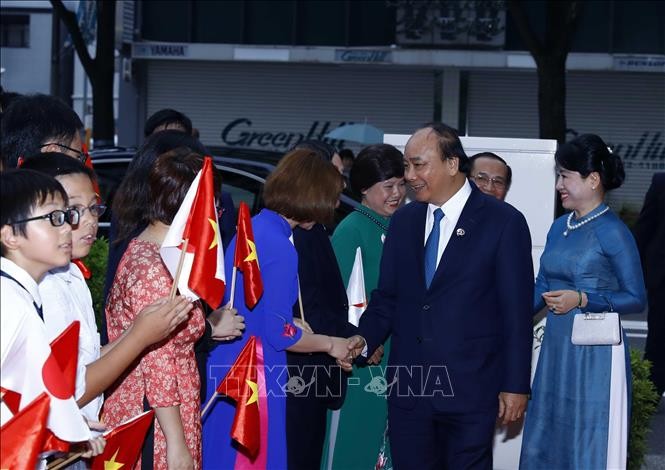 PM Nguyen Xuan Phuc bertemu dengan komunitas orang Viet Nam di Kawasan Kansai, Jepang - ảnh 1