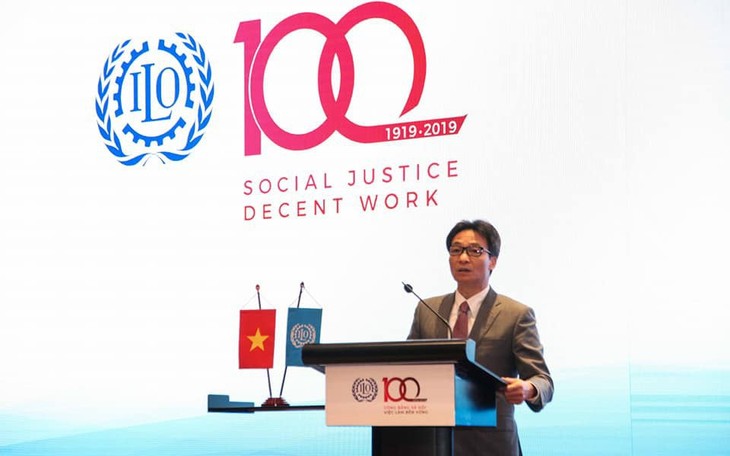 Acara memperingati  HUT ke-100  pembentukan ILO dan Pikiran Ho Chi Minh tentang tenaga kerja dan jaring pengaman sosial - ảnh 1