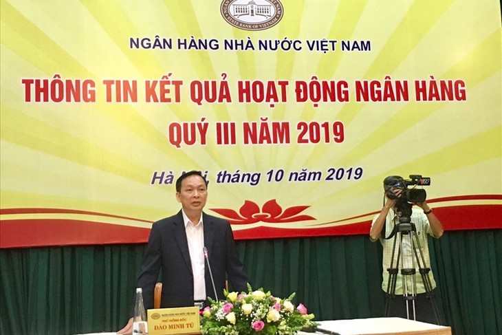 Bank Negara Vietnam menyelenggarakan secara  fleksibel dan sinkron instrumen-instrumen kebijakan moneter - ảnh 1