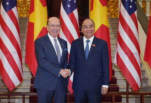 PM Vietnam, Nguyen Xuan Phuc menerima Menteri Perdagangan AS, Wilbur Ross - ảnh 1