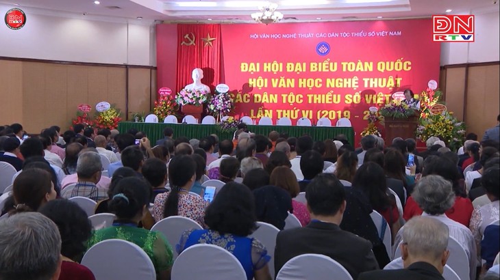 Kongres Nasional ke-6 Seni-Sastra Etnis-Etnis Minoritas Vietnam berseru supaya  bersatu dan berupaya  mengatasi kesulitan dalam berkreasi - ảnh 1
