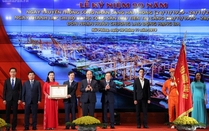 PM Nguyen Xuan Phuc menghadiri acara peringatan HUT ke-90 Hari Tradisi Buruh Pelabuhan Hai Phong - ảnh 1