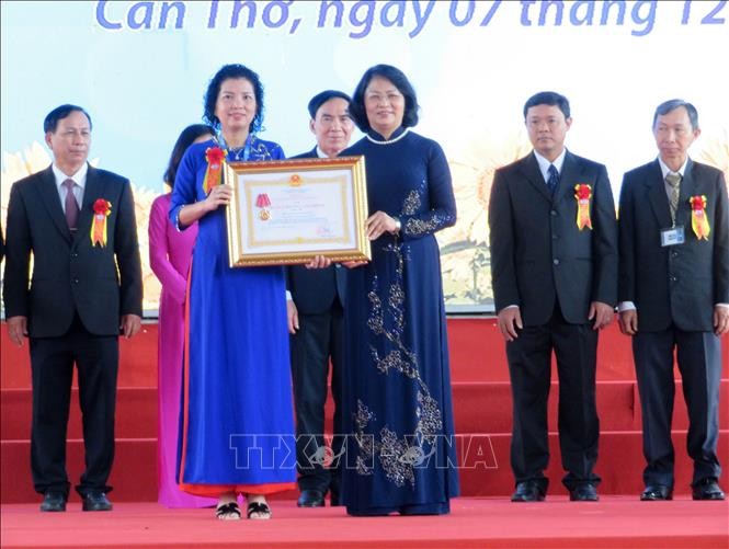 Wapres Dang Thi Ngoc Thinh menghadiri acara peringatan HUT ke-40 Universitas Ilmu Kedokteran dan Farmasi Can Tho - ảnh 1