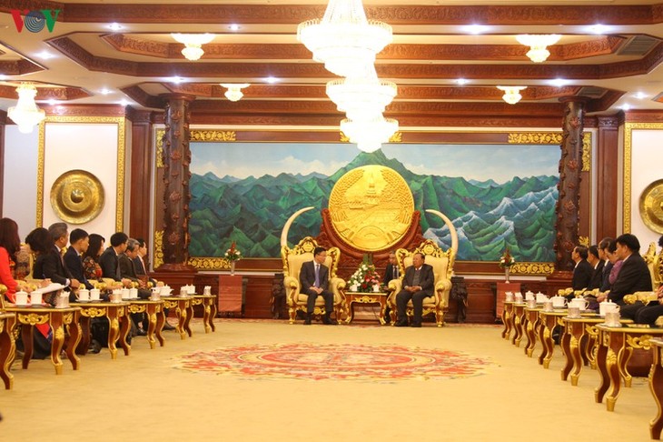 Sekjen, Presiden Laos, Bounnhang Vorachith menerima delegasi Kementerian Hukum Vietnam - ảnh 1