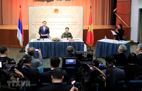 Memperingati HUT ke-75 berdirinya Tentara Rakyat Vietnam dan mengumumkan Buku Putih Pertahanan Vietnam di Rusia, Perancis dan Kamboja - ảnh 1