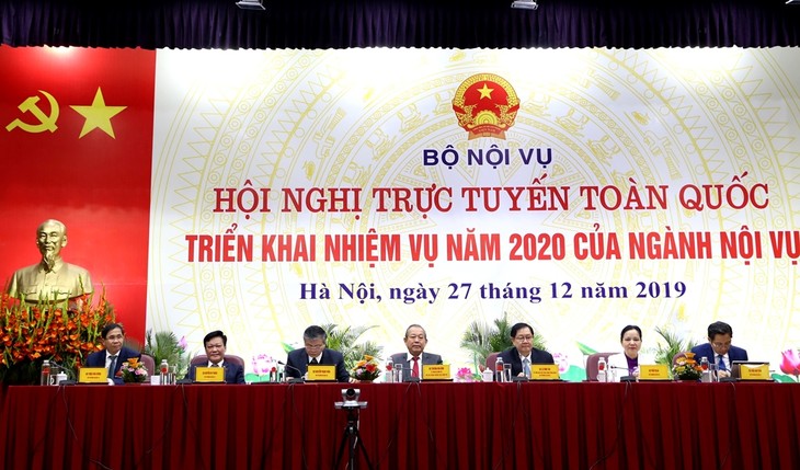 Deputi PM Truong Hoa Binh menghadiri Konferensi nasional online tentang penggelaran tugas tahun 2020 dari Instansi Dalam Negeri - ảnh 1