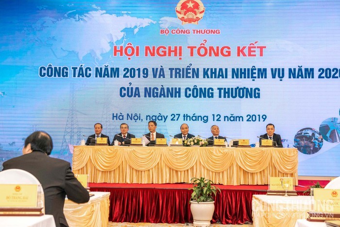 PM Nguyen Xuan Phuc menghadiri konferensi evaluasi  penggelaran tugas 2020 dari instansi industri dan perdagangan Vietnam - ảnh 1