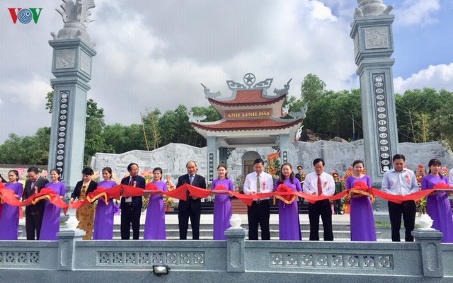 PM Nguyen Xuan Phuc menghadiri  acara meresmikan Kuil pemujaan untuk para martir Nui Que-Anh Linh Dai - ảnh 1