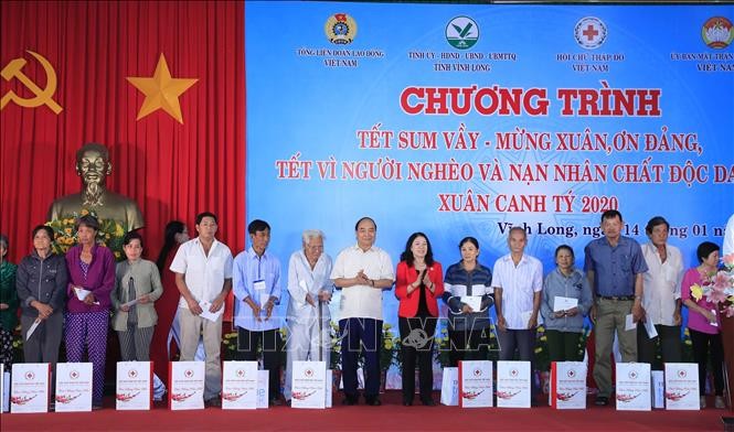 PM Nguyen Xuan Phuc menghadiri program: “Hari Raya Tet saat seluruh keluarga berkumpul lengkap” - ảnh 1