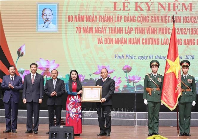 PM Nguyen Xuan Phuc menghadiri acara peringatan HUT ke-70  berdirinya Provinsi Vinh Phuc - ảnh 1