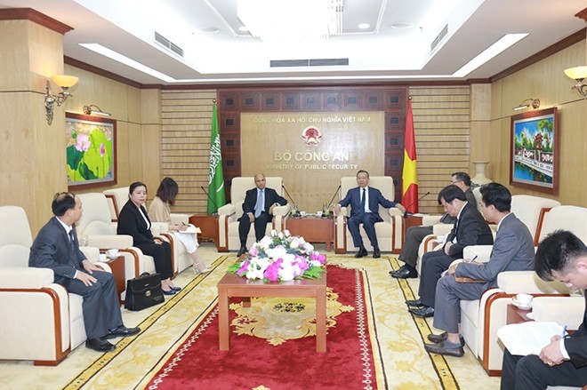Menteri Keamanan Publik Vietnam, To Lam menerima Duta Besar Kerajaan Arab Saudi untuk Vietnam, F.M.Alsuwelim - ảnh 1