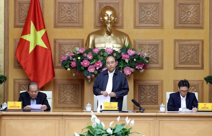 PM Nguyen Xuan Phuc meminta untuk gigih melakukan karantina terhadap orang-orang dari kawasan wabah yang masuk ke Vietnam - ảnh 1